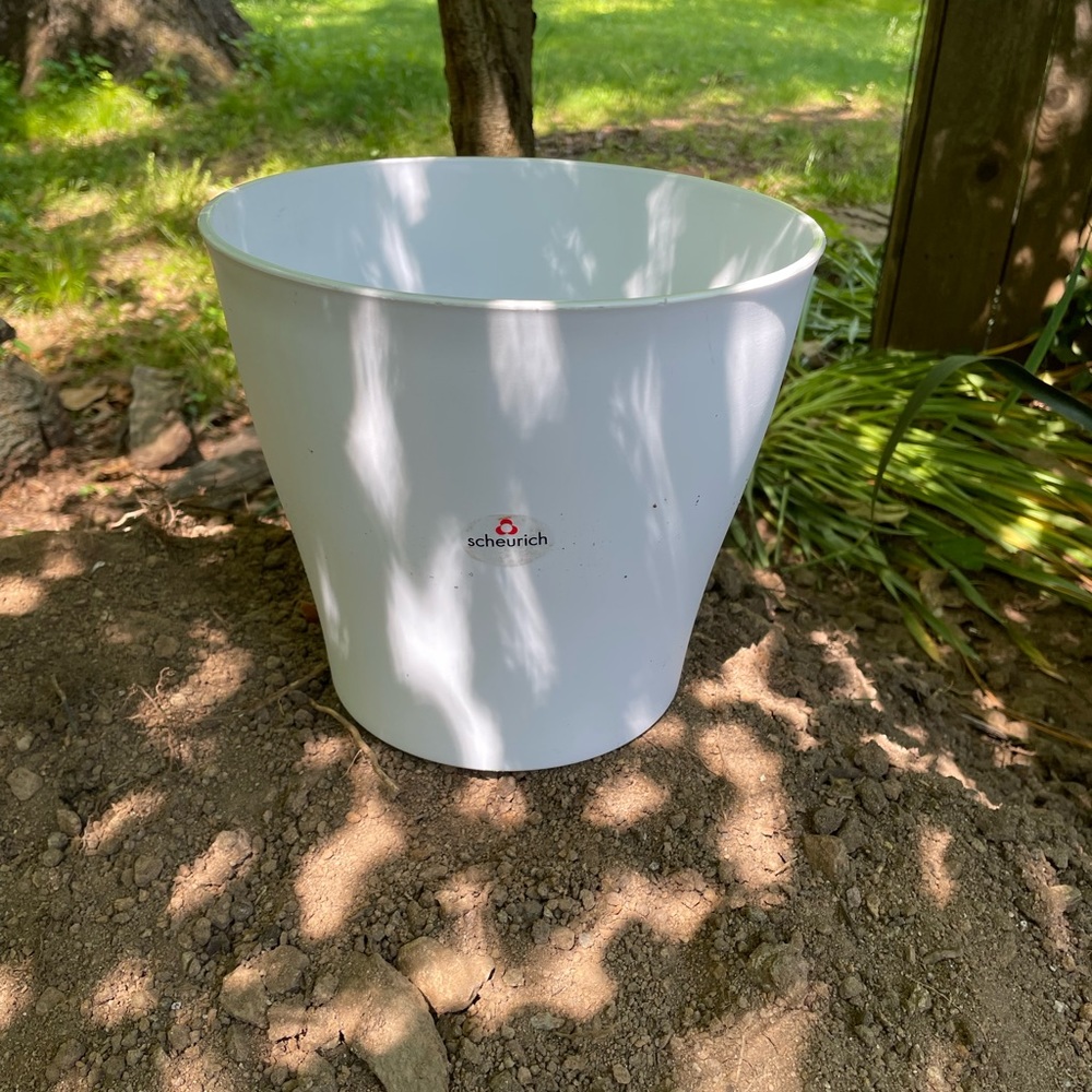 3 white plastic scheurich Planter pots white